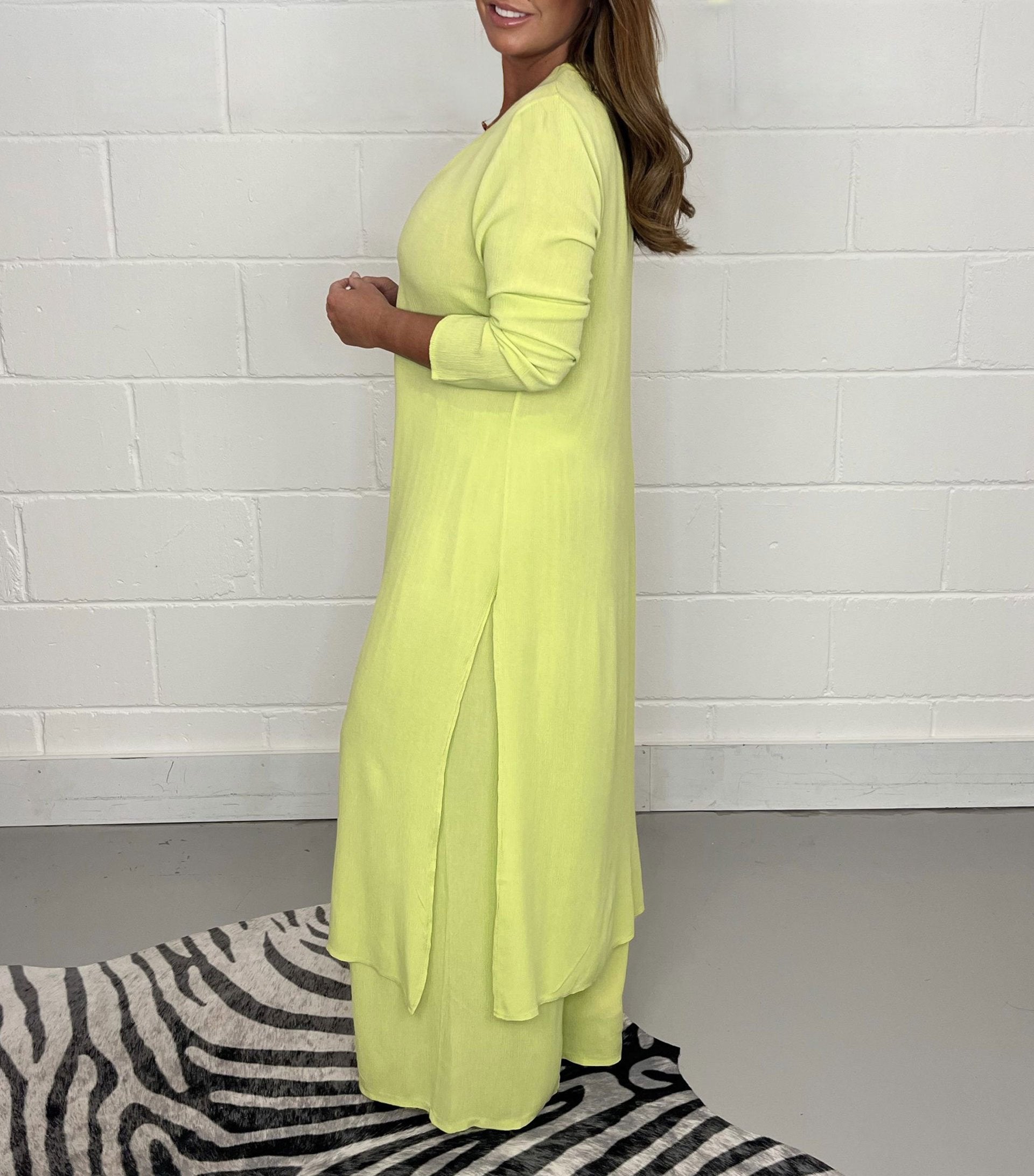 Divdaļīgs, ikdienišķs garās blūzes un atbilstošo bikses komplekts